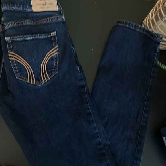 Women’s Hollister Jeans Dark Denim SZ 26 W31L EUC - Picture 2 of 3